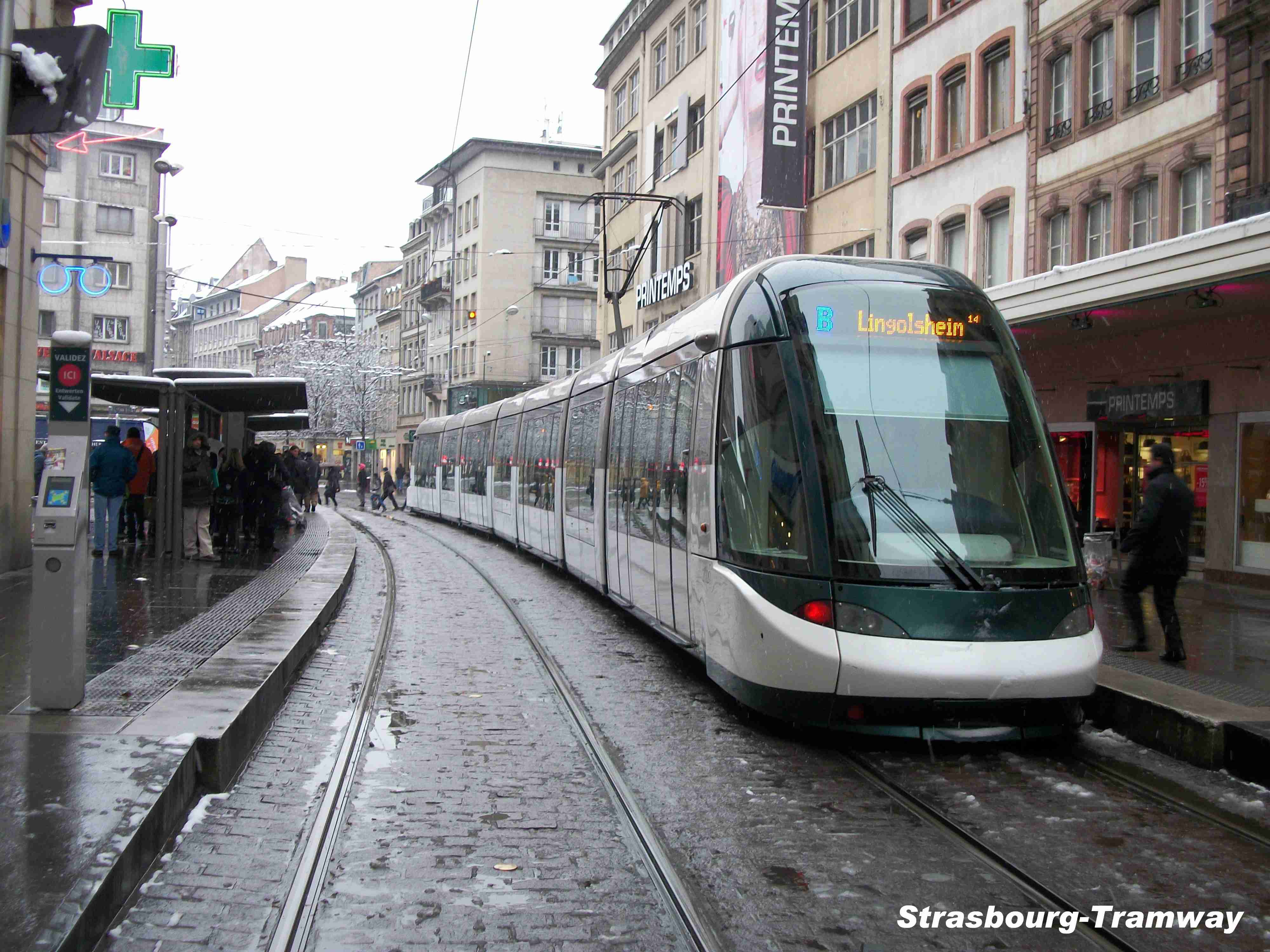 La rame Citadis n� 2020 � quai.